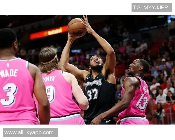 猛龙主场灯光闪烁引发混乱开赛仅40秒便暂停比赛 猛龙主场灯光闪烁引发混乱开赛仅40秒便暂停比赛