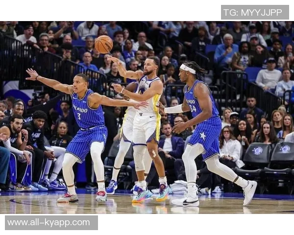 斯潘塞三分命中后向勇士替补席比钱手势库里转发引热议